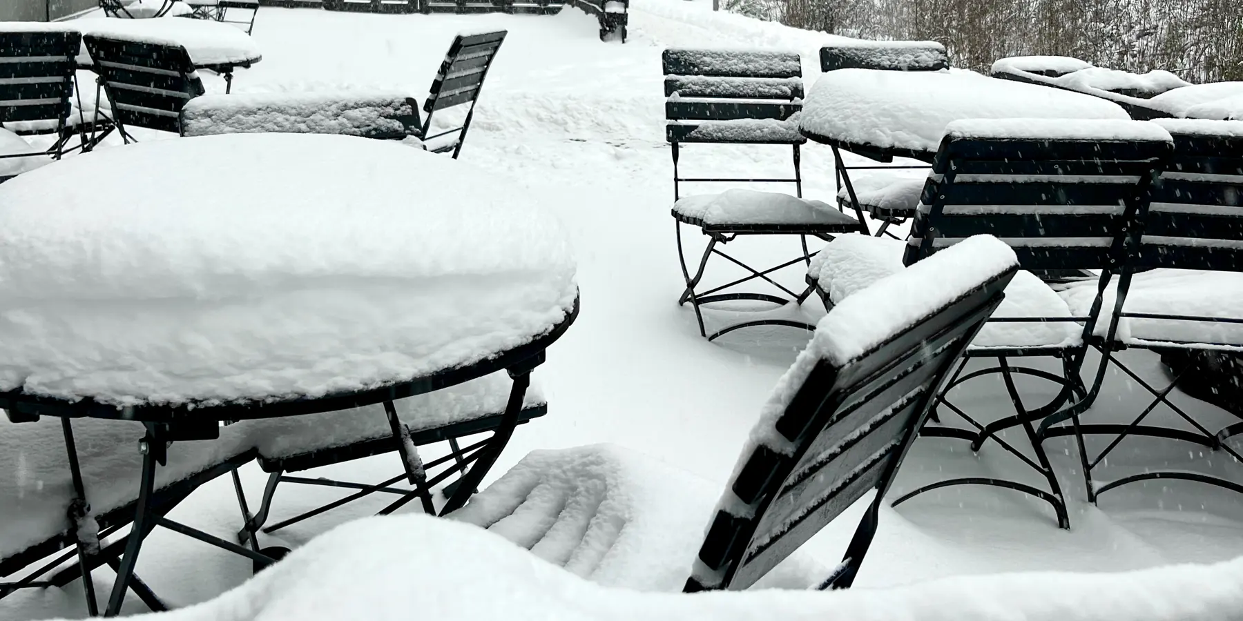 Una terraza de café cubierta de nieve en Noruega.