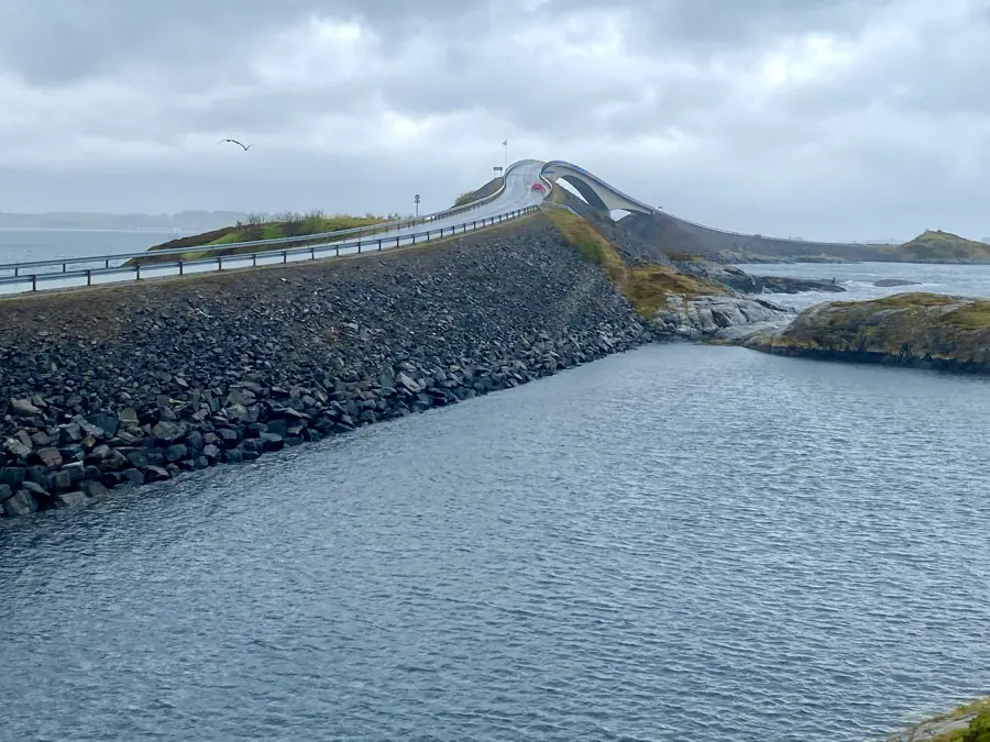 Una carretera sobre puentes que cruza el mar entre islotes.