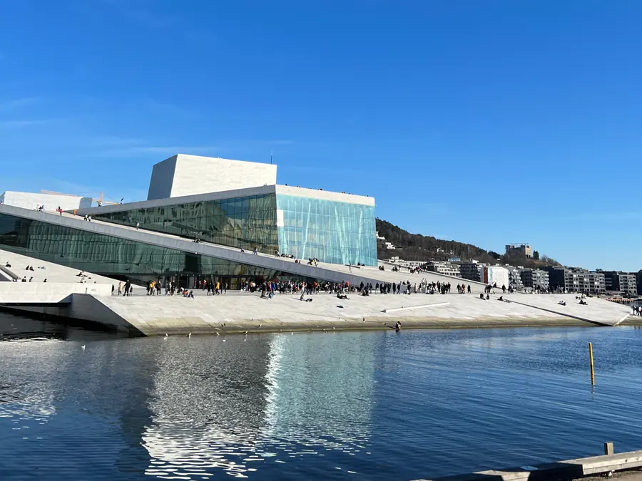La Ópera de Oslo junto al agua, en un día despejado.